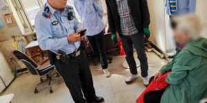 南岗分局民警巡逻中助迷途老人踏上归家路