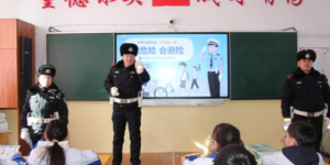 交通安全润童心 冰城公安护成长
