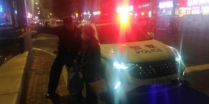 民警巡逻遇迷路老人 暖心护送获称赞